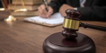 Подкуп судьи за «правильный» приговор: НАБУ разоблачило адвокатов