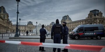 Ограбление Лувра: обнародовано ВИДЕО, как убегали воры