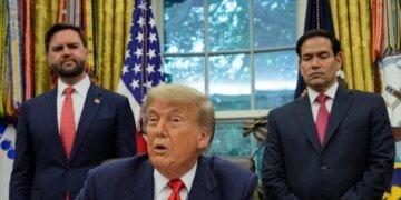 Кто заставил Трампа внезапно пересмотреть отношение к России: у Bloomberg  есть ответ