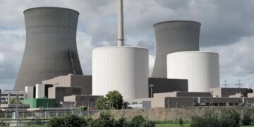 В Германии подорвали символ конца ядерной эры: эффектно снесли градирни крупнейшей АЭС. ВИДЕО