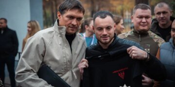 Усик навестил бойцов, получивших ранения на передовой. ФОТО