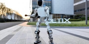 Маленькі роботи-гуманоїди за ціною смартфона викликали фурор у Китаї. ВІДЕО