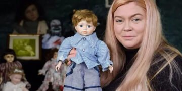 Живе з найстрашнішою лялькою країни: у Британії жінка зібрала колекцію “одержимих” речей