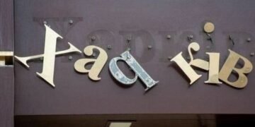 У Харкові з каналізаційного люка дістали тіло чоловіка: що розповів свідок