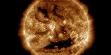 Сонце “усміхнулося”: NASA показало моторошне обличчя зорі
