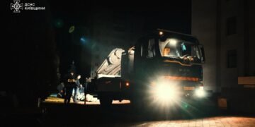 Після російської атаки у Славутичі більшість будинків досі залишаються без світла