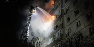 Росіяни вдарили по багатоповерхівці у Сумах