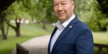 Зірвати прапори України і вигнати біженців: ультраправий політик рветься до уряду Чехії