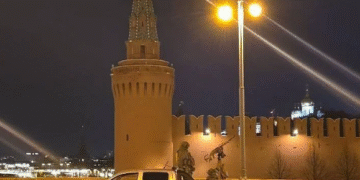 У РФ заявили про нічну атаку майже 200 дронами, 34 з них – “летіли на Москву”