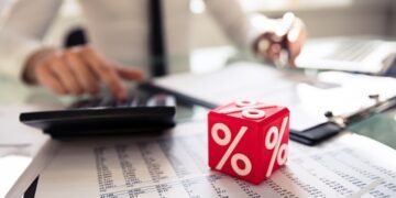 Нацбанк сохранил учетную ставку на уровне 15,5% в пятый раз подряд и ухудшил прогноз роста ВВП Украины.