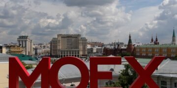 Фондовый рынок РФ обрушился после заявления МИД о разрушении отношений со США и отсутствия надежды на завершение войны против Украины.