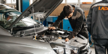 Російський «АвтоВАЗ» тоне в економічній кризі і новому скандалі з дилерами