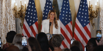 “Вона весь час думає про них”. Трамп заявив, що перша леді Меланія зі своєї волі займається питанням викрадених РФ українських дітей