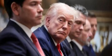 Чиновники Трампа массово перебираются жить на военные базы, – The Atlantic