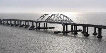 Оккупанты запретили проезд по Керченскому мосту в сторону Крыма: кого это касается