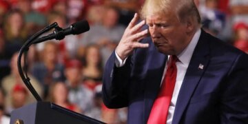 Трамп пообещал раздать американцам по $2000 и назвал противников тарифов «дураками»