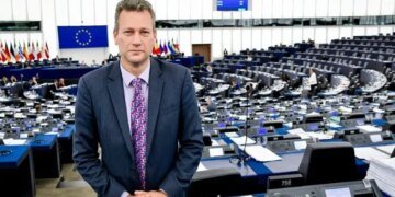 Бывший евродепутат получал деньги за поддержку Медведчука и пророссийские заявления, – BBC