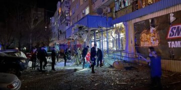 Атака на Запорожье: повреждены жилой дом и магазин, есть раненые. ФОТО