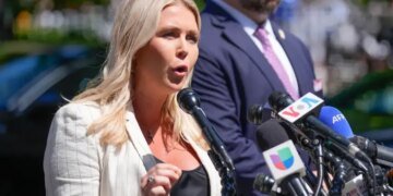 Пресс-секретарь Трампа оказалась в центре миграционного скандала и ареста: что произошло