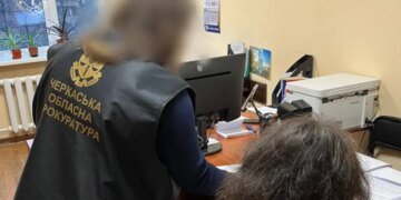 В Черкасской области инспекторку ГНС подозревают в уничтожении налоговых данных на полмиллиона