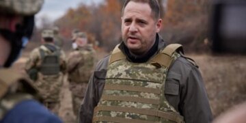 “Я испытываю отвращение от грязи, вылитой на меня”: Ермак заявил, что уходит на фронт