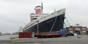 Ікону американського флоту готують до затоплення: лайнер перетворять на гігантський риф