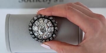 Діамантову брошку Наполеона продали на аукціоні за 4,4 мільйона доларів