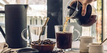 Еспресо чи просто чорна кава: який напій справді потужніший і який – корисніший
