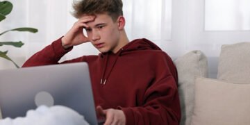 Молодь стає самотньою: багато підлітків звертаються до ШІ за порадами та компанією, – дослідження