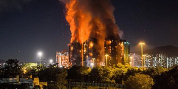 В житловому комплексі Гонконгу масштабна пожежа забрала життя щонайменше чотирьох людей. ВІДЕО