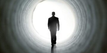 Чому люди бачать “світло в кінці тунелю” перед смертю: цьому є наукове пояснення