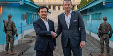 Міністр війни США відвідав демілітаризовану зону на кордоні Південної Кореї та КНДР, – Reuters