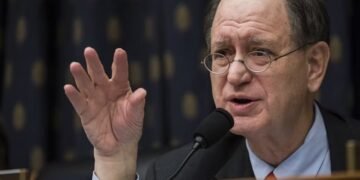 Американського конгресмена “впіймали” за переглядом еротичних знімків. Він звинуватив у всьому Маска