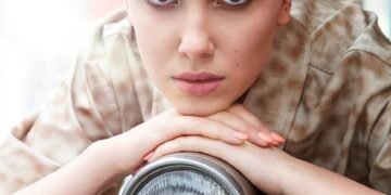 Зірка “Дивних див” Міллі Боббі Браун звинуватила колегу Девіда Гарбора у домаганнях і цькуванні