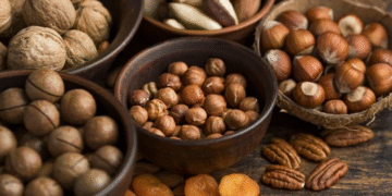 Як розколоти волоські горіхи, щоб половинки залишилися цілими: хитрі способи