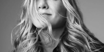 Дженніфер Еністон розсекретила свій новий роман і показалась в обіймах коханого