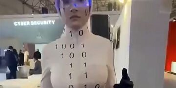 “Гуманоїдні роботи” в Ірані виявилися акторами: виставковий перформанс спричинив резонанс. ВІДЕО