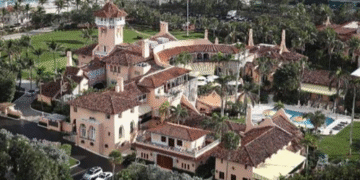 Винищувач F-16 перехопив цивільний літак у районі резиденції Трампа у США