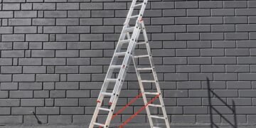 Безпечне обладнання для робіт на висоті – будівельні драбини