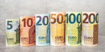 Вартість євро в обмінниках сягнула 50 гривень