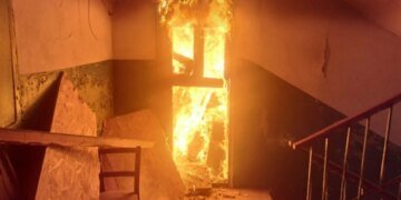 Войска РФ атаковали Орехов в Запорожской области: горели квартиры в девятиэтажке. ФОТО