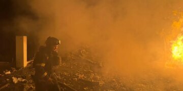 Россияне атакуют Донецкую область: горят дома и автомобили. ФОТО