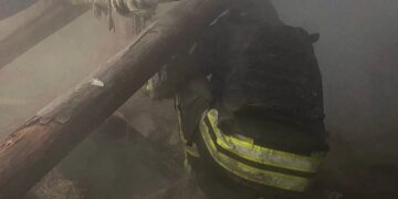 Пожарные в Херсоне спасли человека во время пожара после обстрела. ФОТО