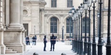 В Луврі нова біда : сотні унікальних книг постраждали через гнилі труби