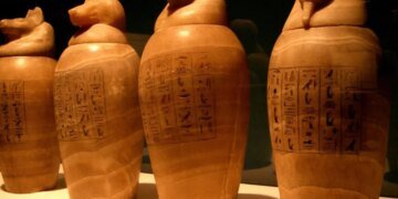 Самая громкая археологическая загадка десятилетия: в Египте раскопали неразграбленную гробницу, но бывалые археологи удивлены