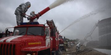 Дроны атаковали Ярославль: взрывы и пожар на одном из крупнейших НПЗ России. ВИДЕО