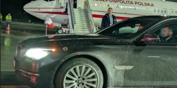 Грязная машина и большой скандал: визит президента Польши в Латвию пошел не по плану. ФОТО