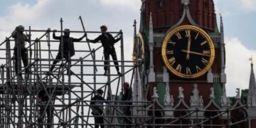 Прощай, анонимность: Кремль берет под тотальный контроль каждый мобильник в стране