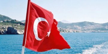 В Черном море российский дрон атаковал турецкое судно с грузом из Одессы. ВИДЕО