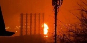 В российском Туапсе безпилотники атаковали порт и нефтеперерабатывающий завод: вспыхнули пожары. ВИДЕО